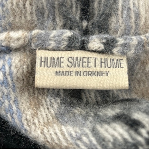 Orkney Isles Geelong Lambswool Poncho - Picture 9 of 10